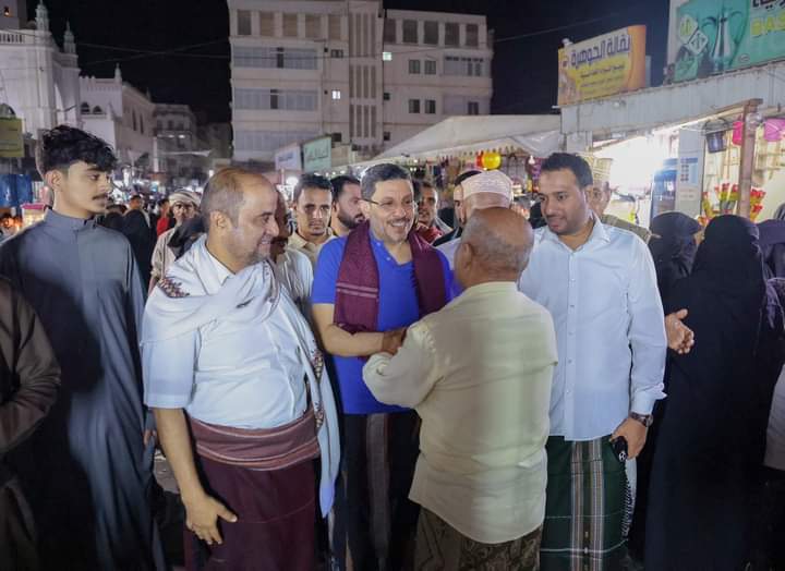 رئيس الوزراء يقوم بجولة ميدانية في عدد من أحياء وشوارع مدينة المكلا رئيس الوزراء يقوم بجولة ميدانية في عدد من أحياء وشوارع مدينة المكلا