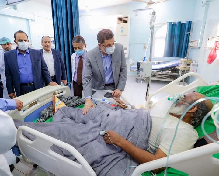 رئيس الوزراء يطلع على أحوال المرضى والخدمات الطبية في مستشفى ابن سينا بالمكلا رئيس الوزراء يطلع على أحوال المرضى والخدمات الطبية في مستشفى ابن سينا بالمكلا