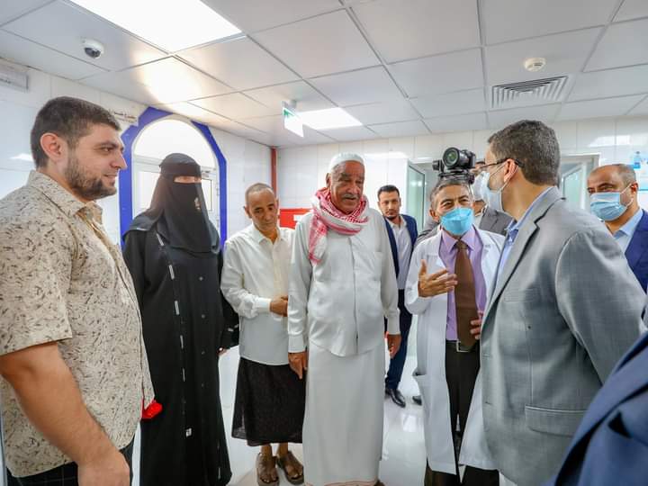 رئيس الوزراء يطلع على أحوال المرضى والخدمات الطبية في مستشفى ابن سينا بالمكلا رئيس الوزراء يطلع على أحوال المرضى والخدمات الطبية في مستشفى ابن سينا بالمكلا