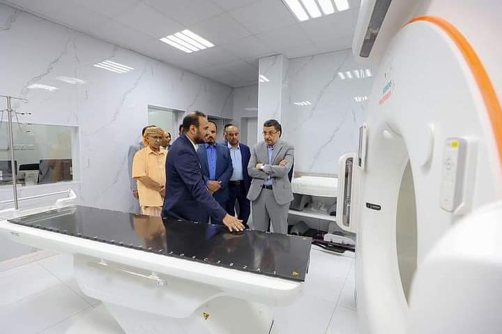 رئيس الوزراء يشيد بالنموذج الطبي المتميز لمركز المكلا للعلاج الاشعاعي رئيس الوزراء يشيد بالنموذج الطبي المتميز لمركز المكلا للعلاج الاشعاعي