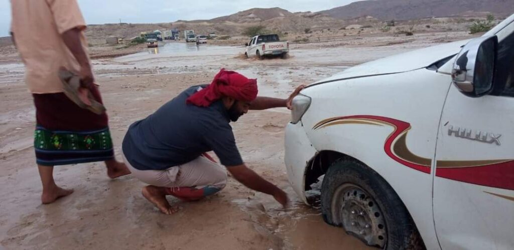 شباب من مؤتمر حضرموت يشاركون في عمليات الإنقاذ ومساعدة العاقلين من السيول شباب من مؤتمر حضرموت يشاركون في عمليات الإنقاذ ومساعدة العاقلين من السيول