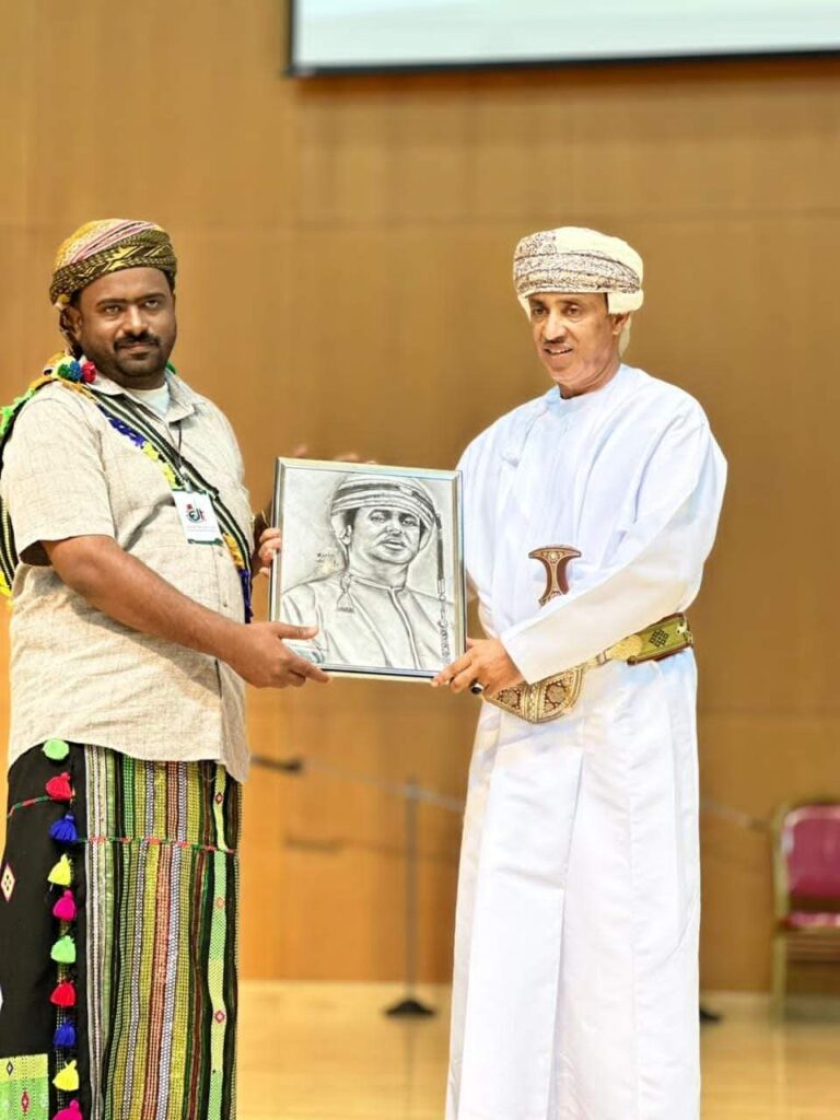 مدير مركز الدقيل يهدي مدير مهرجان الوطن العربي الثاني الدولي الدكتور ناصر طهموم لوحة فنية وادارة المهرجان تكرم المركز لمشاركته مدير مركز الدقيل يهدي مدير مهرجان الوطن العربي الثاني الدولي الدكتور ناصر طهموم لوحة فنية وادارة المهرجان تكرم المركز لمشاركته