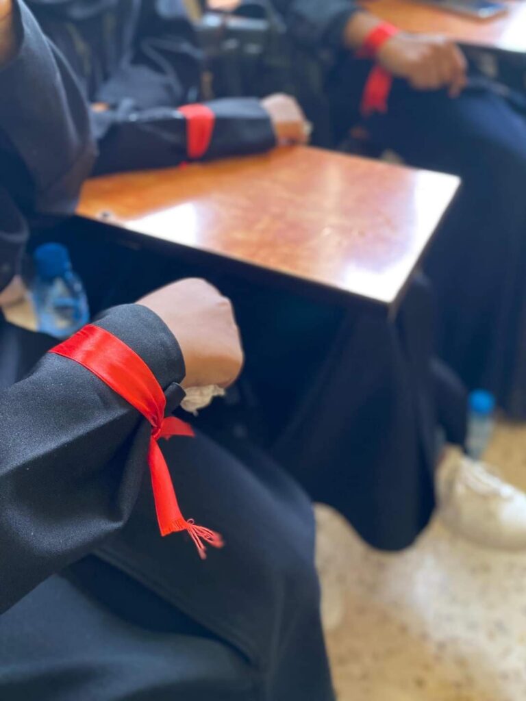 طلاب جامعة حضرموت يحتجون على ارتفاع تكلفة القبول ويرفعون الشارات الحمراء.."صور" طلاب جامعة حضرموت يحتجون على ارتفاع تكلفة القبول ويرفعون الشارات الحمراء.."صور"