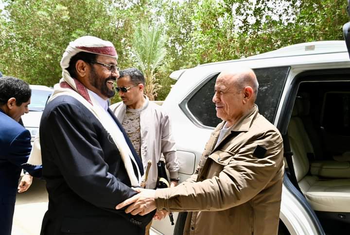 رئيس مجلس القيادة يرأس اجتماعاً لقيادات السلطة المحلية وأجهزتها التنفيذية في محافظة مأرب رئيس مجلس القيادة يرأس اجتماعاً لقيادات السلطة المحلية وأجهزتها التنفيذية في محافظة مأرب