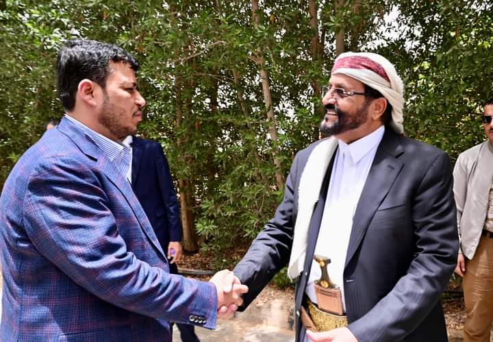 رئيس مجلس القيادة يرأس اجتماعاً لقيادات السلطة المحلية وأجهزتها التنفيذية في محافظة مأرب رئيس مجلس القيادة يرأس اجتماعاً لقيادات السلطة المحلية وأجهزتها التنفيذية في محافظة مأرب
