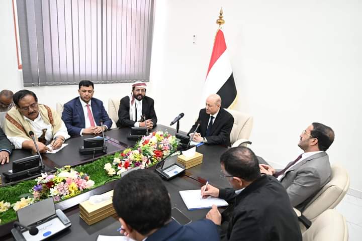 رئيس مجلس القيادة يرأس اجتماعاً لقيادات السلطة المحلية وأجهزتها التنفيذية في محافظة مأرب رئيس مجلس القيادة يرأس اجتماعاً لقيادات السلطة المحلية وأجهزتها التنفيذية في محافظة مأرب