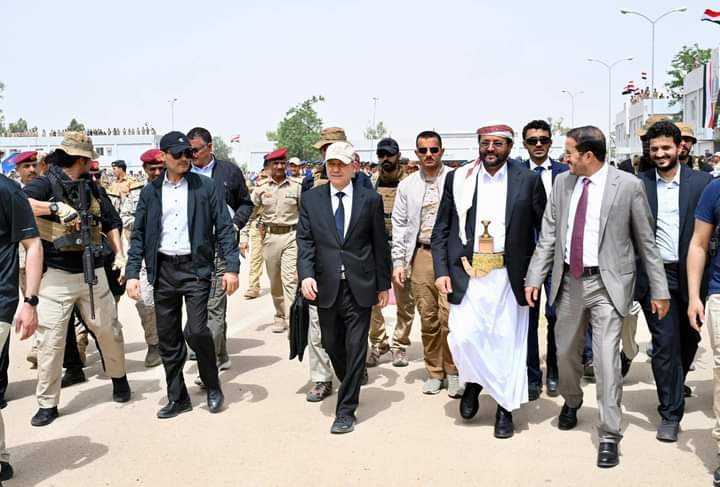 رئيس مجلس القيادة يزور كلية الطيران والدفاع الجوي بمحافظة مأرب رئيس مجلس القيادة يزور كلية الطيران والدفاع الجوي بمحافظة مأرب
