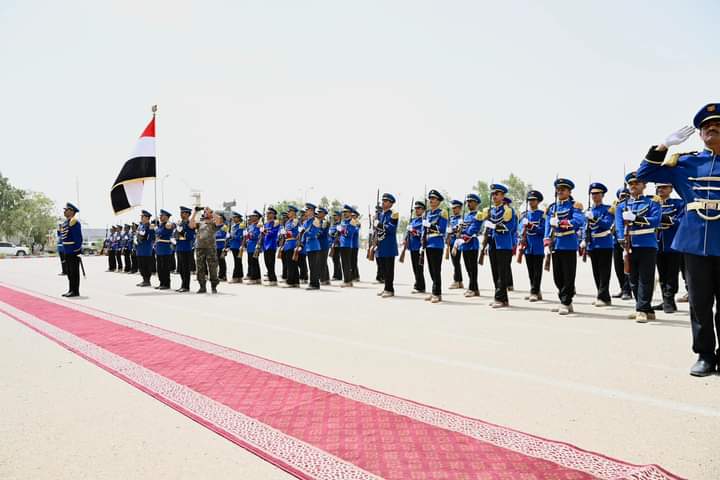 رئيس مجلس القيادة يزور كلية الطيران والدفاع الجوي بمحافظة مأرب رئيس مجلس القيادة يزور كلية الطيران والدفاع الجوي بمحافظة مأرب