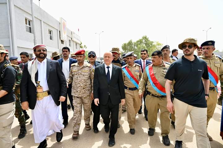 رئيس مجلس القيادة يزور كلية الطيران والدفاع الجوي بمحافظة مأرب رئيس مجلس القيادة يزور كلية الطيران والدفاع الجوي بمحافظة مأرب