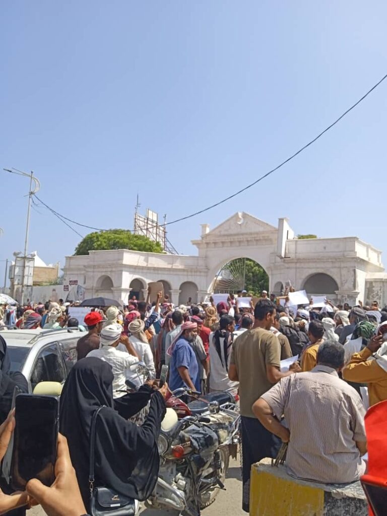 المكلا : المعلمين ينفذون وقفة احتجاجية أمام ديوان السلطة المحلية للمطالبة بصرف رواتب المتعاقدين المكلا : المعلمين ينفذون وقفة احتجاجية أمام ديوان السلطة المحلية للمطالبة بصرف رواتب المتعاقدين