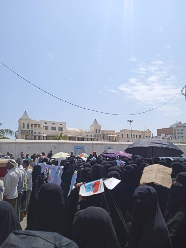 المكلا : المعلمين ينفذون وقفة احتجاجية أمام ديوان السلطة المحلية للمطالبة بصرف رواتب المتعاقدين المكلا : المعلمين ينفذون وقفة احتجاجية أمام ديوان السلطة المحلية للمطالبة بصرف رواتب المتعاقدين