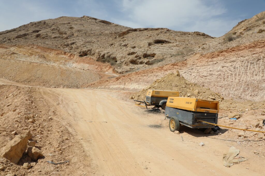 محافظ حضرموت يتفقّد التجهيزات لسفلتة طريق "الدائري وسط" بعد انجاز 80% من الشق والردميات محافظ حضرموت يتفقّد التجهيزات لسفلتة طريق "الدائري وسط" بعد انجاز 80% من الشق والردميات