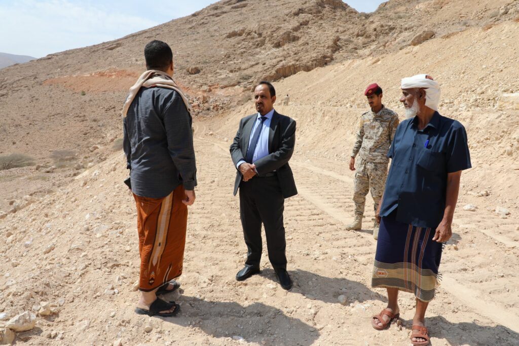 محافظ حضرموت يتفقّد التجهيزات لسفلتة طريق "الدائري وسط" بعد انجاز 80% من الشق والردميات محافظ حضرموت يتفقّد التجهيزات لسفلتة طريق "الدائري وسط" بعد انجاز 80% من الشق والردميات