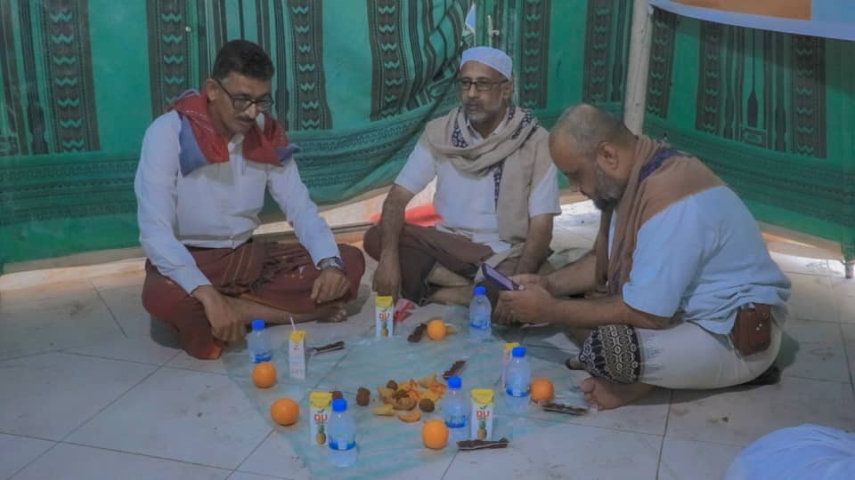 مدير عام مكتب الشؤون الإجتماعيه والعمل بساحل حضرموت يزور خيمة بازرعة الرمضانية لإفطارات الصائمين. مدير عام مكتب الشؤون الإجتماعيه والعمل بساحل حضرموت يزور خيمة بازرعة الرمضانية لإفطارات الصائمين.