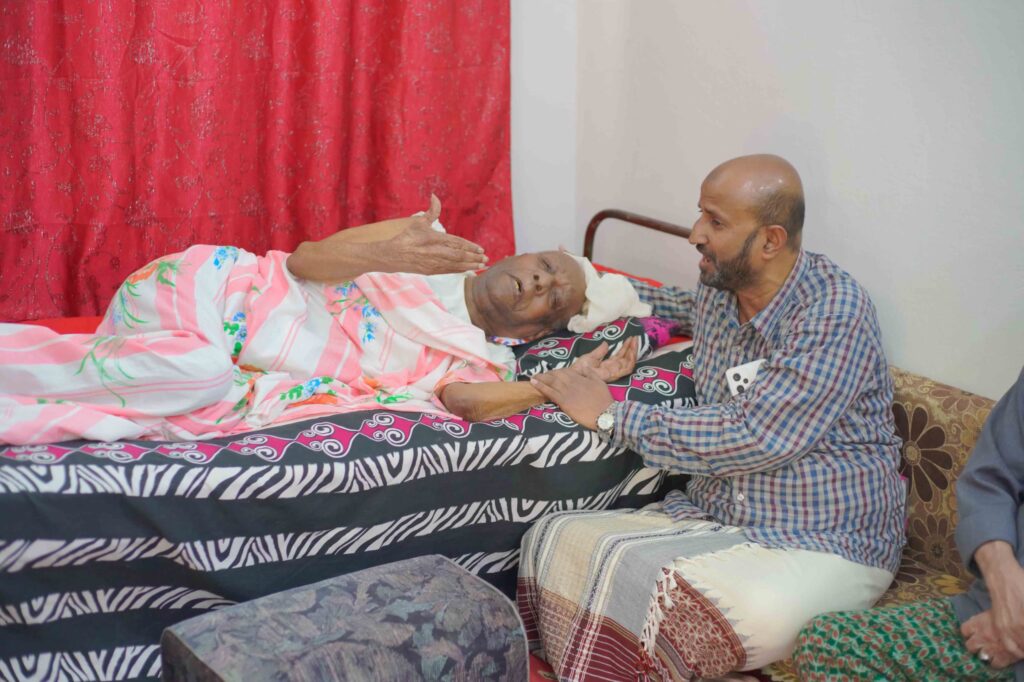 رئيس كلتة وادي حضرموت للجمعية الوطنية يزور كبار السن من المناضلين الجنوبيين رئيس كلتة وادي حضرموت للجمعية الوطنية يزور كبار السن من المناضلين الجنوبيين