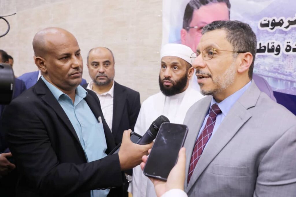 رئيس الوزراء يصل المكلا في مستهل زياراتٍ ميدانية يبدأها من حضرموت "صور" رئيس الوزراء يصل المكلا في مستهل زياراتٍ ميدانية يبدأها من حضرموت "صور"