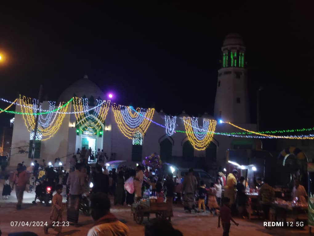 "ختم الختايم": لحنٌ رمضانيٌّ يختتمُ رحلةَ الإيمانِ في حيّ العيدروسِ بمدينةِ الشحرِ. "ختم الختايم": لحنٌ رمضانيٌّ يختتمُ رحلةَ الإيمانِ في حيّ العيدروسِ بمدينةِ الشحرِ.