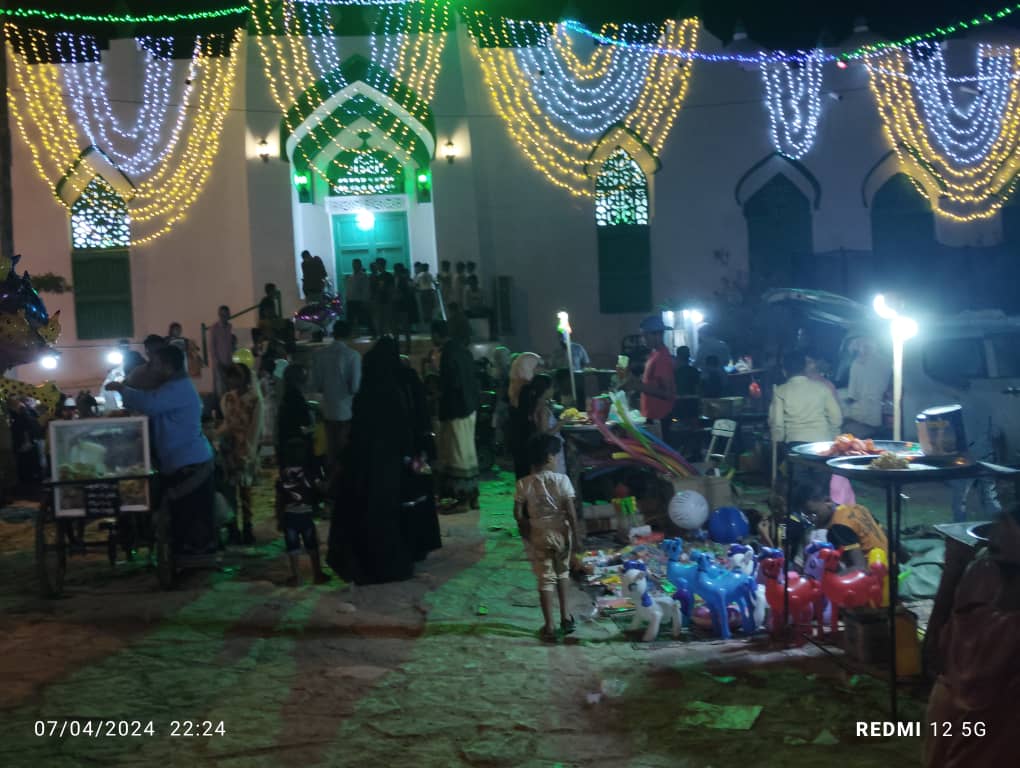 "ختم الختايم": لحنٌ رمضانيٌّ يختتمُ رحلةَ الإيمانِ في حيّ العيدروسِ بمدينةِ الشحرِ. "ختم الختايم": لحنٌ رمضانيٌّ يختتمُ رحلةَ الإيمانِ في حيّ العيدروسِ بمدينةِ الشحرِ.