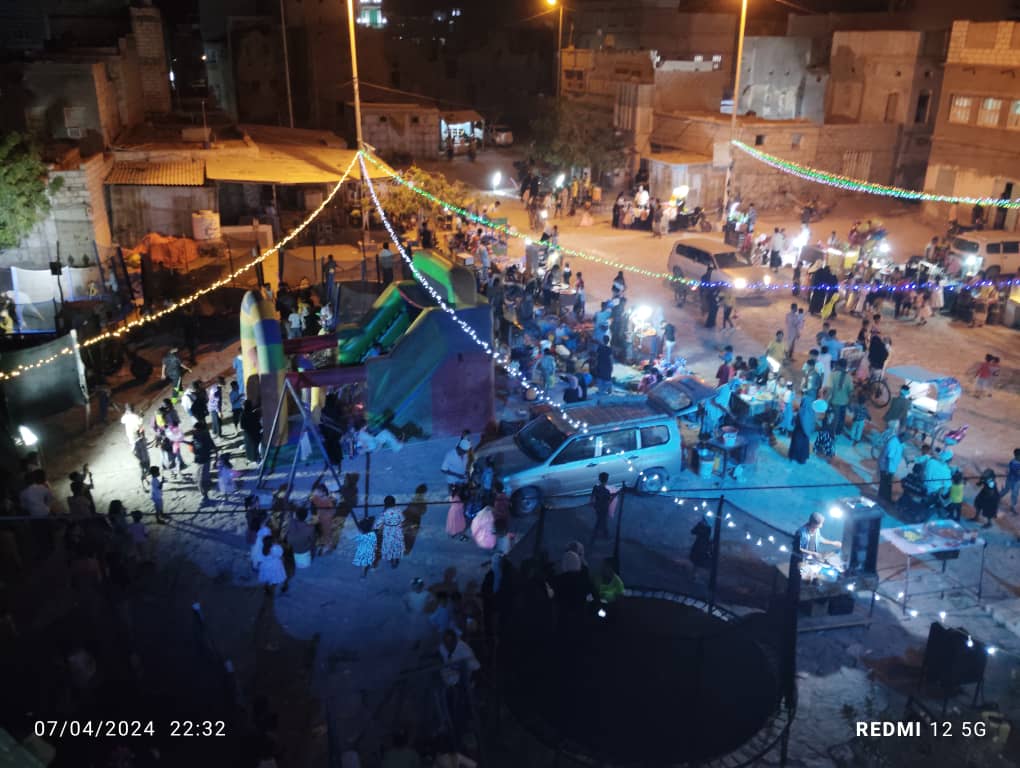 "ختم الختايم": لحنٌ رمضانيٌّ يختتمُ رحلةَ الإيمانِ في حيّ العيدروسِ بمدينةِ الشحرِ. "ختم الختايم": لحنٌ رمضانيٌّ يختتمُ رحلةَ الإيمانِ في حيّ العيدروسِ بمدينةِ الشحرِ.