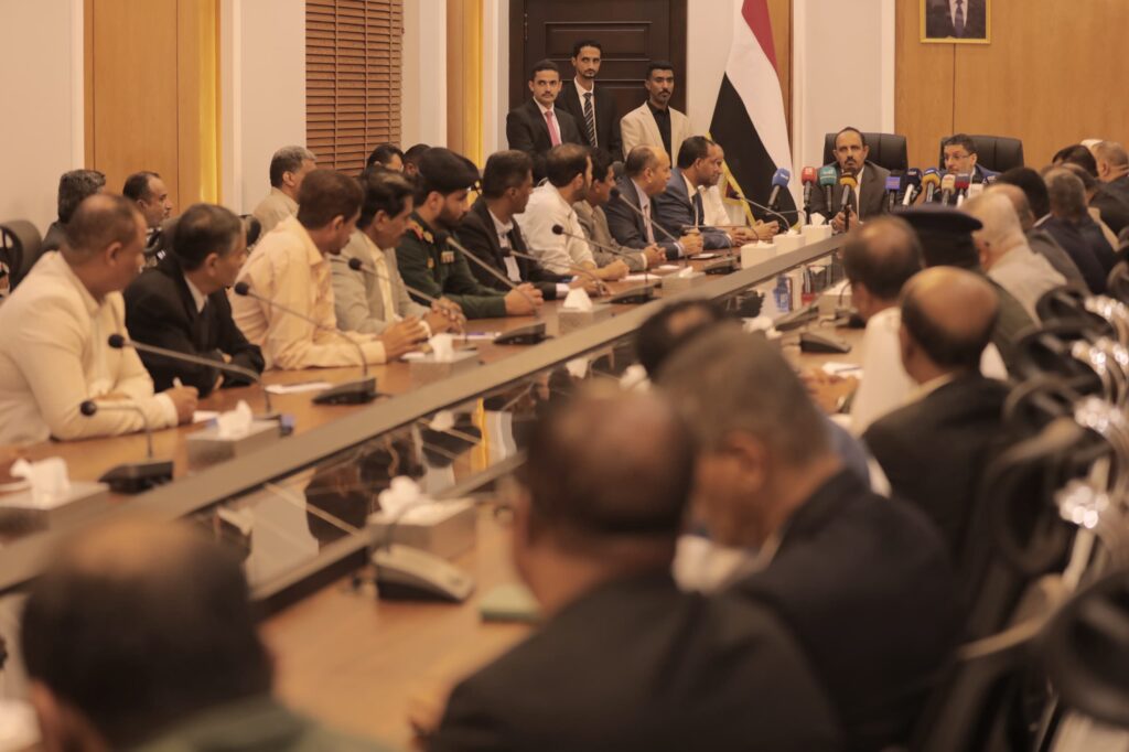 رئيس الوزراء يلتقي قيادة السلطة المحلية بحضرموت وعدد من أعضاء المكتب التنفيذي رئيس الوزراء يلتقي قيادة السلطة المحلية بحضرموت وعدد من أعضاء المكتب التنفيذي