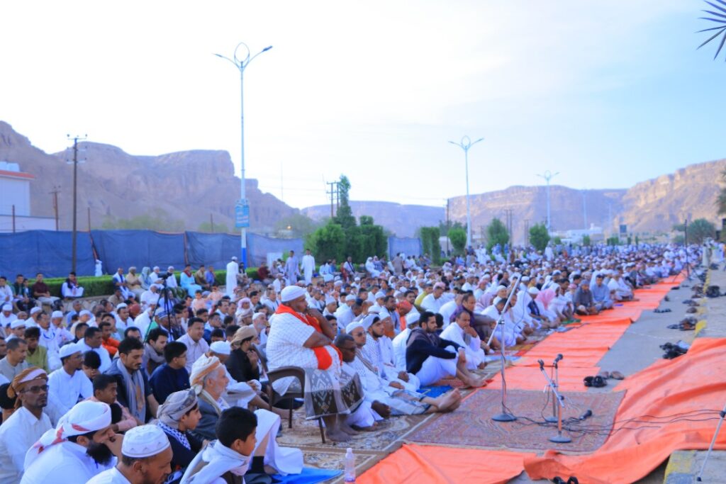 خطيب مصلى العيد بسيئون يؤكد أن الشباب عنوان النماء وسبيل البناء ، وغزة علمت الأمة الإسلامية أن حقيقة النصر الثبات على الحق والمبادئ "صور" خطيب مصلى العيد بسيئون يؤكد أن الشباب عنوان النماء وسبيل البناء ، وغزة علمت الأمة الإسلامية أن حقيقة النصر الثبات على الحق والمبادئ "صور"