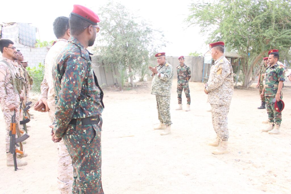 قائد لواء الريان يؤدي صلاة العيد مع جنوده المرابطين ويتبادل تهاني العيد معهم ويقوم بزيارات تفقدية المواقع الخارجيه للواء قائد لواء الريان يؤدي صلاة العيد مع جنوده المرابطين ويتبادل تهاني العيد معهم ويقوم بزيارات تفقدية المواقع الخارجيه للواء