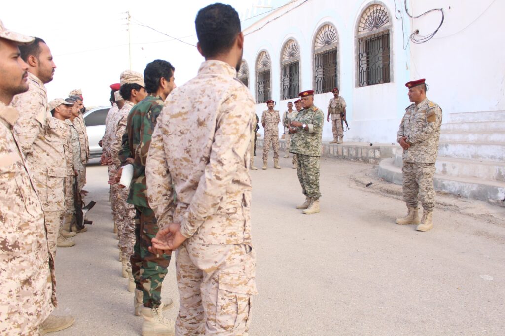 قائد لواء الريان يؤدي صلاة العيد مع جنوده المرابطين ويتبادل تهاني العيد معهم ويقوم بزيارات تفقدية المواقع الخارجيه للواء قائد لواء الريان يؤدي صلاة العيد مع جنوده المرابطين ويتبادل تهاني العيد معهم ويقوم بزيارات تفقدية المواقع الخارجيه للواء