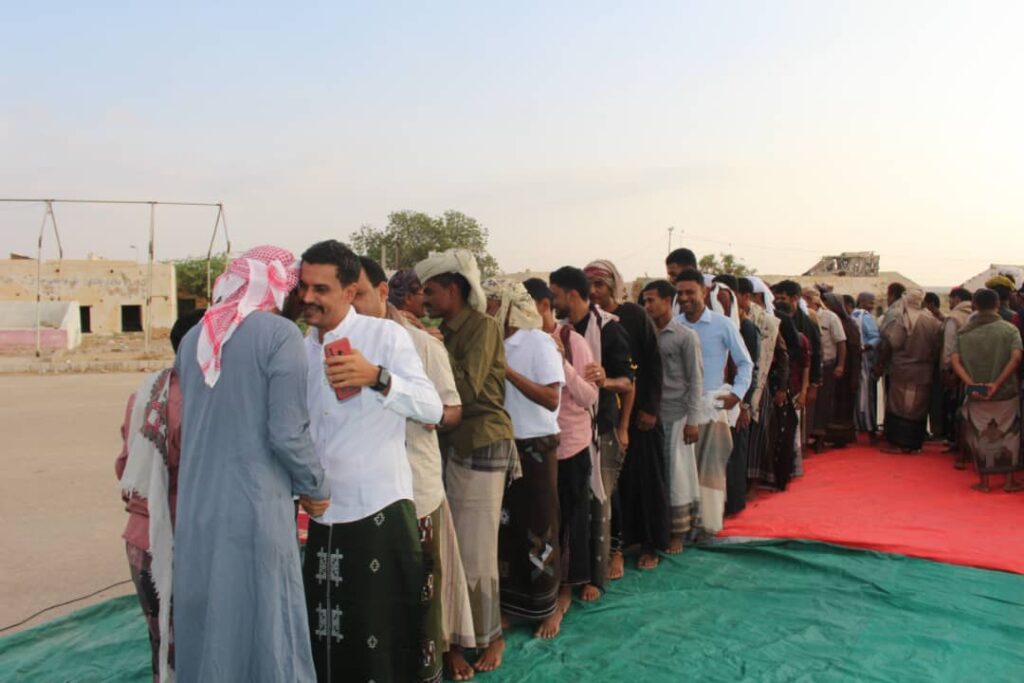 قائد لواء الأحقاف يؤدي صلاة العيد مع منتسبي اللواء ويتبادل معهم تهاني وتبريكات عيد الفطر المبارك قائد لواء الأحقاف يؤدي صلاة العيد مع منتسبي اللواء ويتبادل معهم تهاني وتبريكات عيد الفطر المبارك