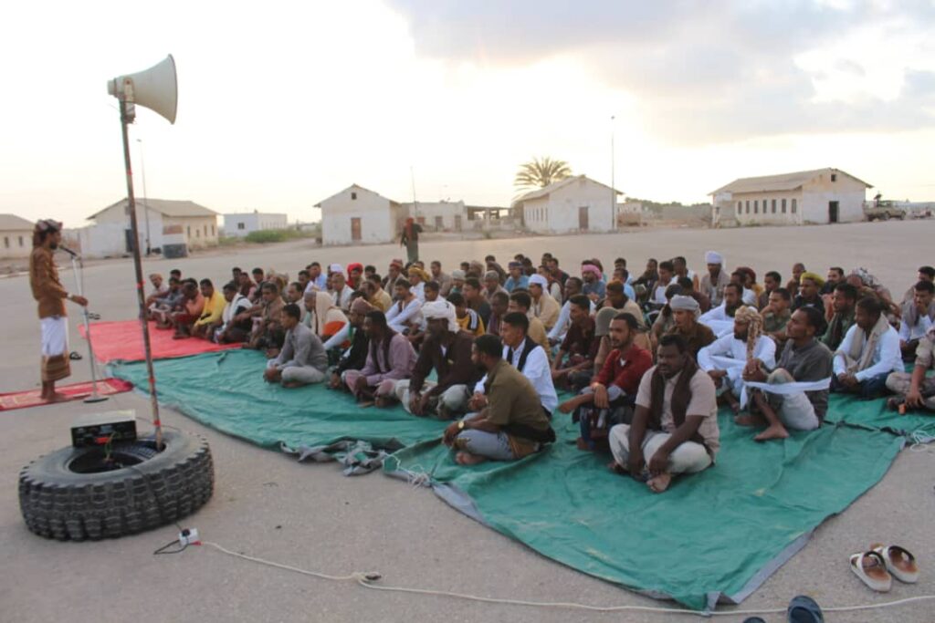 قائد لواء الأحقاف يؤدي صلاة العيد مع منتسبي اللواء ويتبادل معهم تهاني وتبريكات عيد الفطر المبارك قائد لواء الأحقاف يؤدي صلاة العيد مع منتسبي اللواء ويتبادل معهم تهاني وتبريكات عيد الفطر المبارك