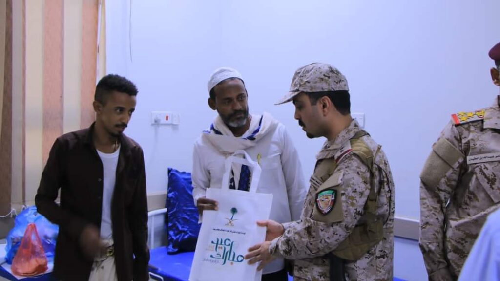 قيادة القوات المشتركة (قوات التحالف) بحضرموت تقيم مأدبة إفطار وتقدم هدايا للأطفال وللمرضى بمستشفى سيئون بمناسبة عيد الفطر المبارك قيادة القوات المشتركة (قوات التحالف) بحضرموت تقيم مأدبة إفطار وتقدم هدايا للأطفال وللمرضى بمستشفى سيئون بمناسبة عيد الفطر المبارك