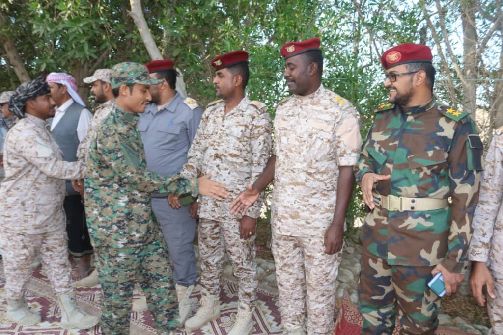مديرا عام ساه وغيل بن يمين يؤديان صلاة العيد مع أفراد قوة حماية الشركات بمعسكر المسيلة مديرا عام ساه وغيل بن يمين يؤديان صلاة العيد مع أفراد قوة حماية الشركات بمعسكر المسيلة