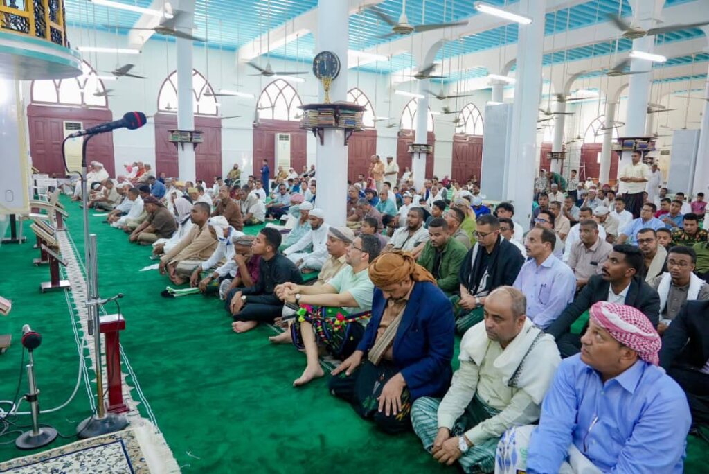 رئيس الوزراء يؤدي صلاة الجمعة مع جموع المواطنين بجامع ذهبان في غيل باوزير رئيس الوزراء يؤدي صلاة الجمعة مع جموع المواطنين بجامع ذهبان في غيل باوزير