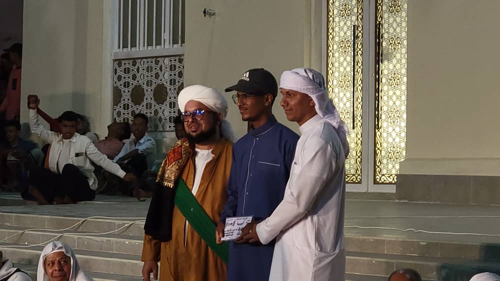 أهالي وابناء مدينة الغرفة يتبادلون التهاني فيما بينهم في العواد السنوي لهم "صور" أهالي وابناء مدينة الغرفة يتبادلون التهاني فيما بينهم في العواد السنوي لهم "صور"