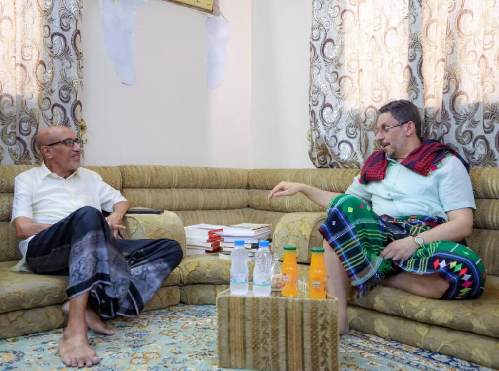 رئيس الوزراء يواصل زياراته العيدية لعدد من رموز واعلام حضرموت رئيس الوزراء يواصل زياراته العيدية لعدد من رموز واعلام حضرموت