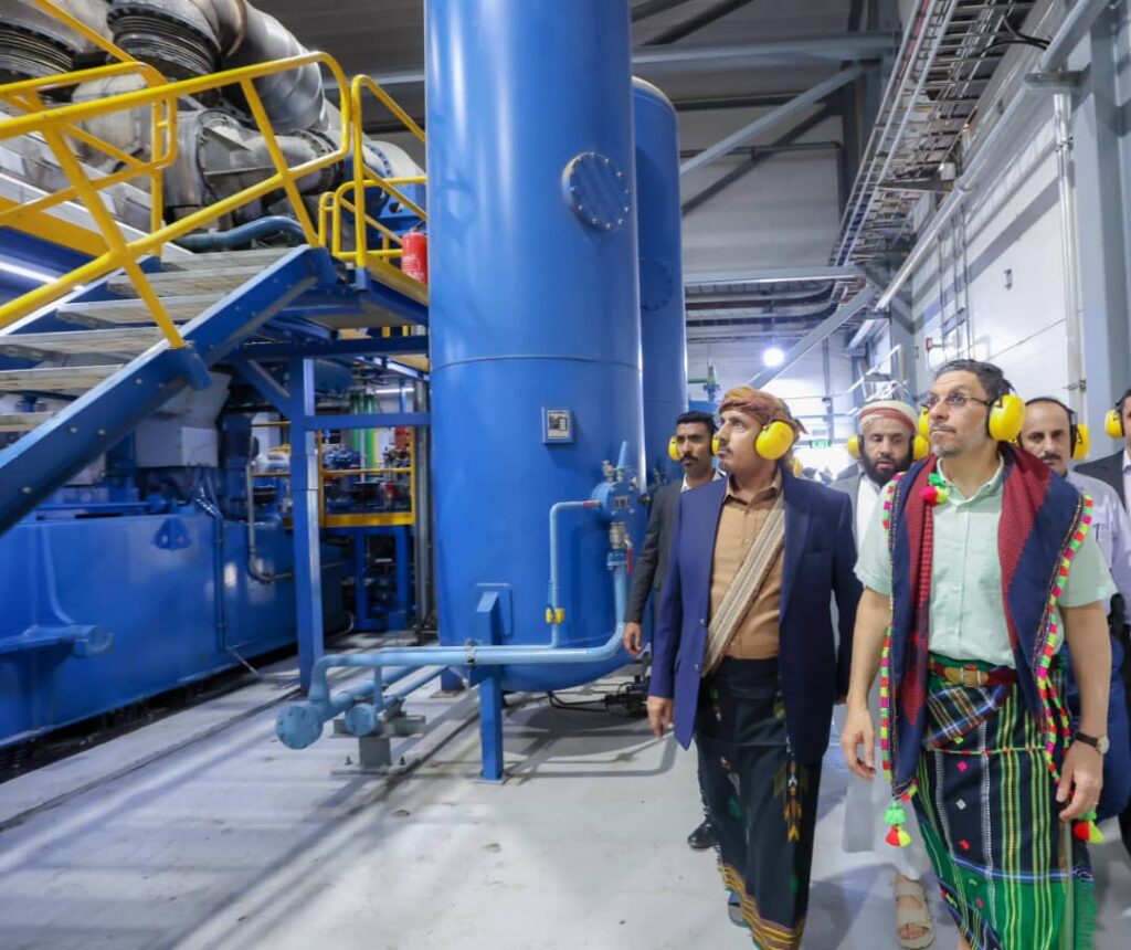 رئيس الوزراء يزور مديرية الشحر للاطمئنان على أحوال المواطنين وسير العمل الخدمي والتنموي رئيس الوزراء يزور مديرية الشحر للاطمئنان على أحوال المواطنين وسير العمل الخدمي والتنموي