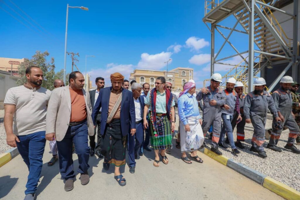 رئيس الوزراء يزور مديرية الشحر للاطمئنان على أحوال المواطنين وسير العمل الخدمي والتنموي رئيس الوزراء يزور مديرية الشحر للاطمئنان على أحوال المواطنين وسير العمل الخدمي والتنموي