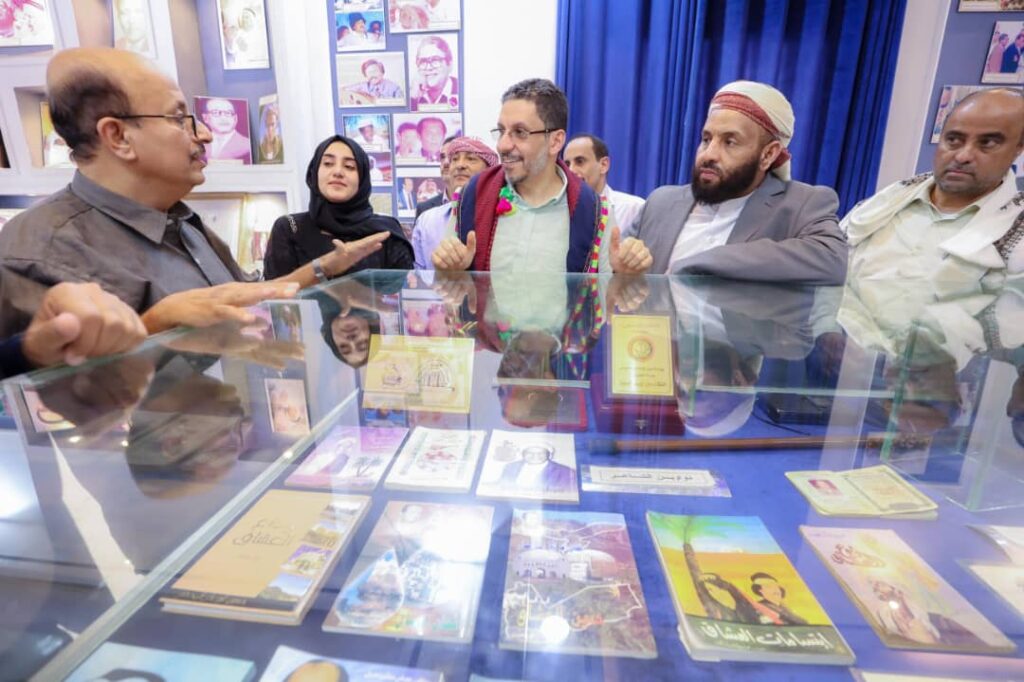 رئيس الوزراء: الشاعر المحضار فارس الكلمة ومبدعها الأول رئيس الوزراء: الشاعر المحضار فارس الكلمة ومبدعها الأول