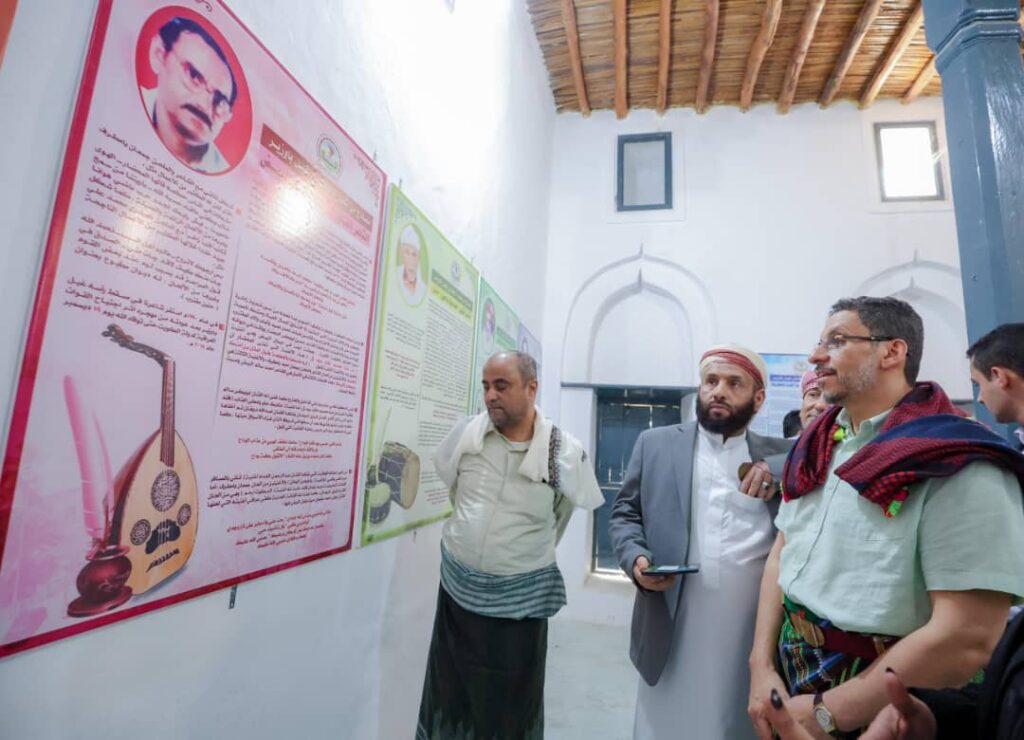 رئيس الوزراء: المدرسة الوسطى تجسد عراقة أبناء حضرموت في العلم رئيس الوزراء: المدرسة الوسطى تجسد عراقة أبناء حضرموت في العلم