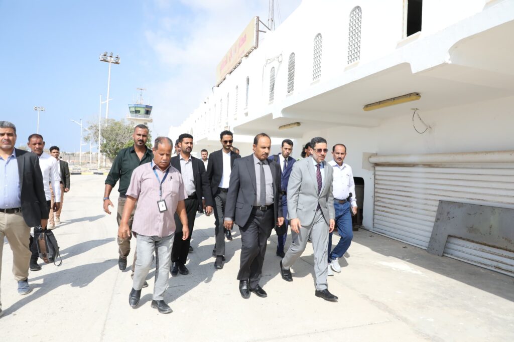 رئيس الوزراء يغادر المكلا مختتمًا أول زيارة ميدانية لحضرموت استغرقت 6 أيام رئيس الوزراء يغادر المكلا مختتمًا أول زيارة ميدانية لحضرموت استغرقت 6 أيام