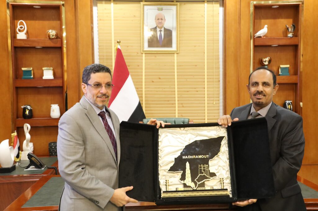 رئيس الوزراء يغادر المكلا مختتمًا أول زيارة ميدانية لحضرموت استغرقت 6 أيام رئيس الوزراء يغادر المكلا مختتمًا أول زيارة ميدانية لحضرموت استغرقت 6 أيام