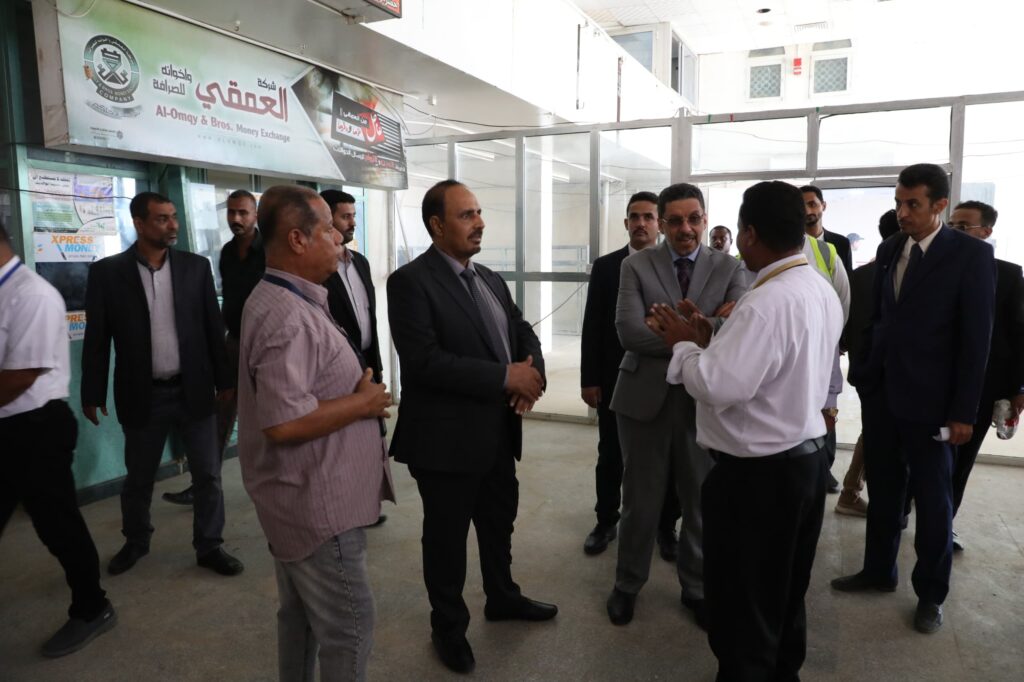 رئيس الوزراء يغادر المكلا مختتمًا أول زيارة ميدانية لحضرموت استغرقت 6 أيام رئيس الوزراء يغادر المكلا مختتمًا أول زيارة ميدانية لحضرموت استغرقت 6 أيام