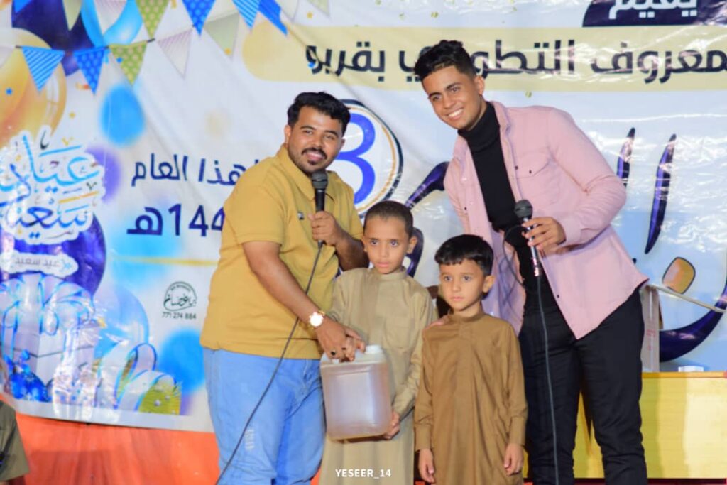 قريو تقدم مهرجان عيدي يشهد حضور كبير في ضل عدم وجود المنتزهات العيدية بمديرية شبام . قريو تقدم مهرجان عيدي يشهد حضور كبير في ضل عدم وجود المنتزهات العيدية بمديرية شبام .