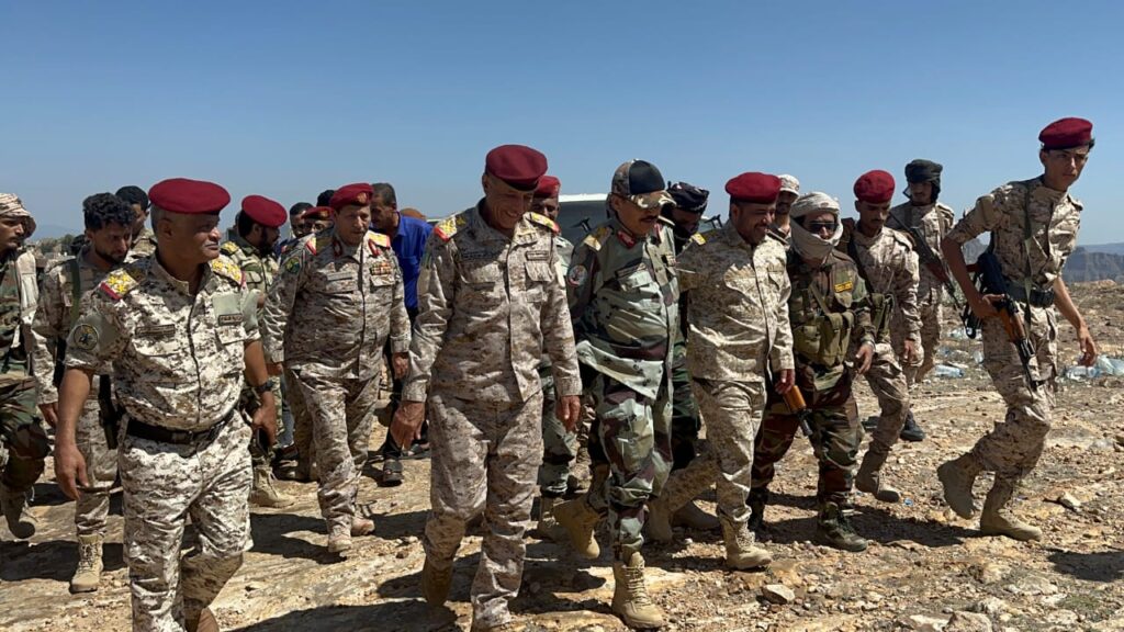 بتوجيهات من وزير الدفاع لجان رفيعة تتفقد ابطال القوات المسلحة في جبهات القتال "صور" بتوجيهات من وزير الدفاع لجان رفيعة تتفقد ابطال القوات المسلحة في جبهات القتال "صور"