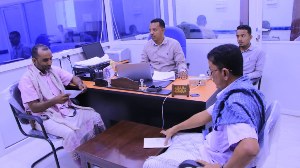 الوكيل العامري يطّلع على مستوى الانضباط الوظيفي في وحدات الخدمة العامة بوادي وصحراء حضرموت عقب إجازة عيد الفطر المبارك الوكيل العامري يطّلع على مستوى الانضباط الوظيفي في وحدات الخدمة العامة بوادي وصحراء حضرموت عقب إجازة عيد الفطر المبارك