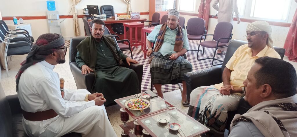 مدير عام شبام يطلع على مستوى الإنضباط الوظيفي بالمكاتب التنفيذية ويستقبل المهنئين بعيد الفطر المبارك في أول يوم دوام بعد إجازة العيد مدير عام شبام يطلع على مستوى الإنضباط الوظيفي بالمكاتب التنفيذية ويستقبل المهنئين بعيد الفطر المبارك في أول يوم دوام بعد إجازة العيد