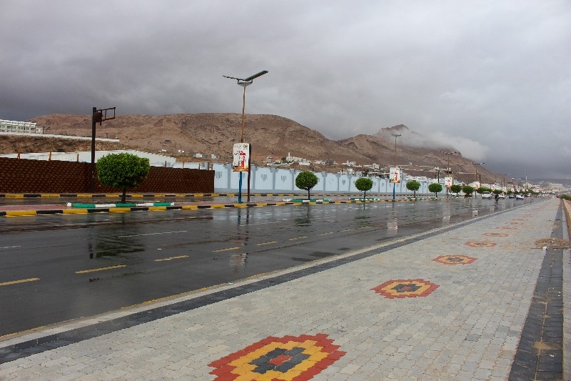 أمين عام محلي حضرموت يعاين تداعيات الظاهرة الجوية خلال الموجة الأولى من الأمطار الغزيرة التي شهدتها المكلا. أمين عام محلي حضرموت يعاين تداعيات الظاهرة الجوية خلال الموجة الأولى من الأمطار الغزيرة التي شهدتها المكلا.