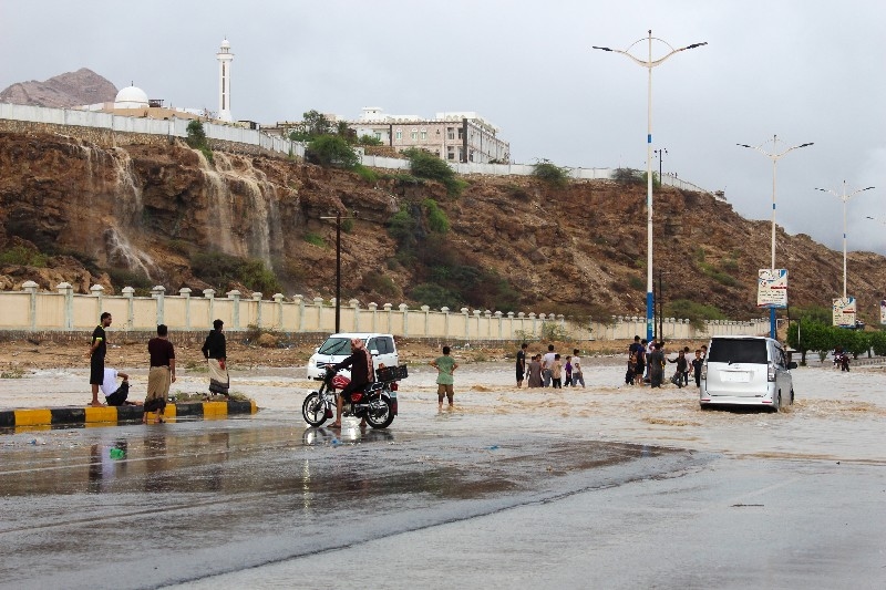 أمين عام محلي حضرموت يعاين تداعيات الظاهرة الجوية خلال الموجة الأولى من الأمطار الغزيرة التي شهدتها المكلا. أمين عام محلي حضرموت يعاين تداعيات الظاهرة الجوية خلال الموجة الأولى من الأمطار الغزيرة التي شهدتها المكلا.
