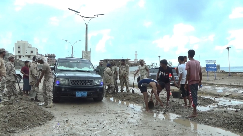 أمين عام محلي حضرموت يعاين تداعيات الظاهرة الجوية خلال الموجة الأولى من الأمطار الغزيرة التي شهدتها المكلا. أمين عام محلي حضرموت يعاين تداعيات الظاهرة الجوية خلال الموجة الأولى من الأمطار الغزيرة التي شهدتها المكلا.