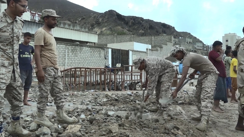 أمين عام محلي حضرموت يعاين تداعيات الظاهرة الجوية خلال الموجة الأولى من الأمطار الغزيرة التي شهدتها المكلا. أمين عام محلي حضرموت يعاين تداعيات الظاهرة الجوية خلال الموجة الأولى من الأمطار الغزيرة التي شهدتها المكلا.