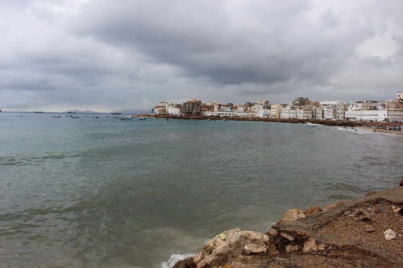 أمين عام محلي حضرموت يعاين تداعيات الظاهرة الجوية خلال الموجة الأولى من الأمطار الغزيرة التي شهدتها المكلا. أمين عام محلي حضرموت يعاين تداعيات الظاهرة الجوية خلال الموجة الأولى من الأمطار الغزيرة التي شهدتها المكلا.